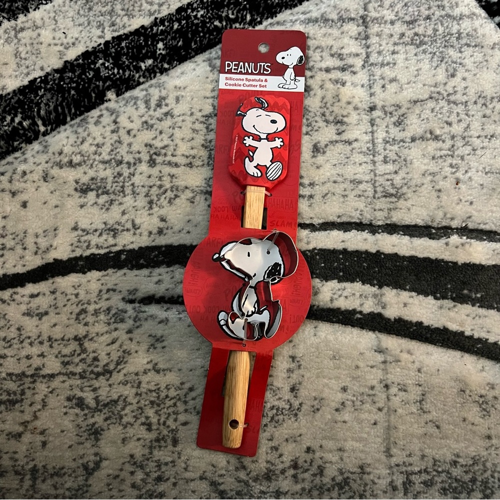 NWT Peanuts Snoopy Spatula and Cookie Cutter Set